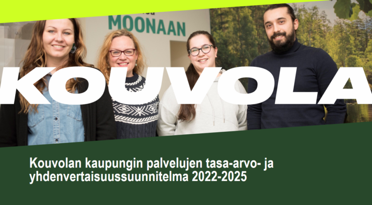 Kaupungin tasa-arvo- ja yhdenvertaisuussuunnitelman kansikuva, jossa neljä maahanmuuttajien ohjaus ja neuvontapiste Moonan työntekijää. Kolme naista ja yksi mies.