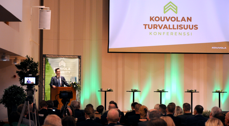 Mika Aaltola puhujakorokkeella Kouvolan kaupungintalon juhlasalissa.