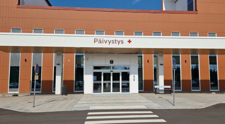 Kouvolan Ratamo-sairaalan päivystyksen sisäänkäynti. Punatiilinen rakennus, jossa valkoiset ovet ja katos.