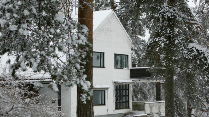 Alvar Aallon suunnittelema talo Tehtaanmäellä. Lunta. Lumisia puita.
