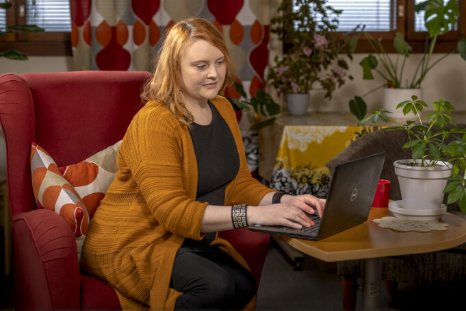 Nainen kannettavan tietokoneen äärellä