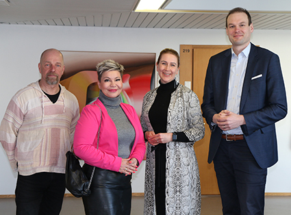 Kouvolan tuoreet kansanedustajat Sheikki Laakso, Paula Werning ja Ville Kaunisto iloitsevat yhdessä kaupunginjohtaja Marita Toikan kanssa.