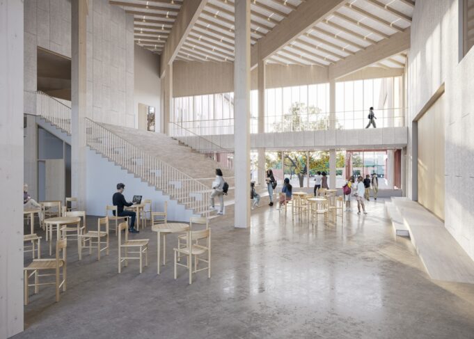 Arkkitehdin havainnekuva Inkeroisten monitoimitalon sisältä. Kuvassa näkyy rakennuksen aulatila, jossa on pöytiä ja tuoleja sekä katsomo ja lava. Aulassa liikkuu ihmisiä. Vaaleat pinnat.