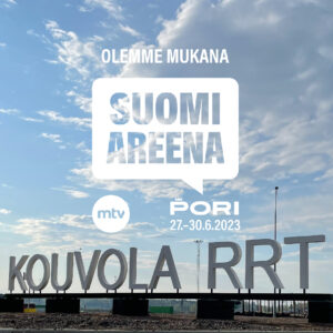Kouvolan rautuatie- ja maantieterminaalin  suuret kirjaimet terminaalin edustalla sekä mainos osallistumisesta Porin SuomiAreenaan 2023.