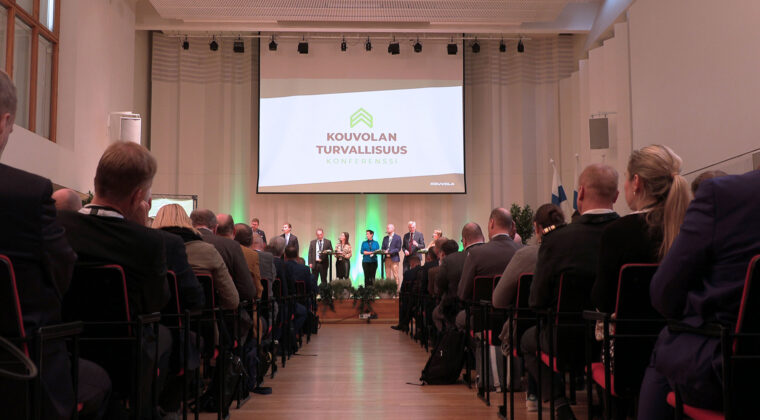 Yleisöä ja esiintyjät Kouvolan turvallisuuskonferenssissa.