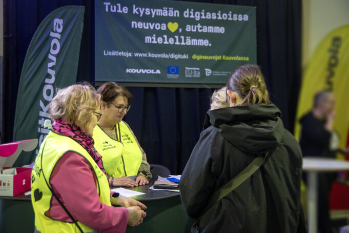 Vapaaehtoisia digiopastajia digimessuilla huhtikuussa 2023