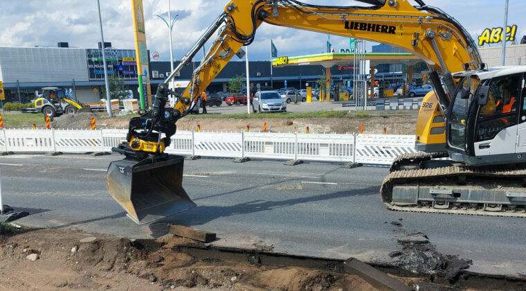Kaivinkone kuorii asfalttia työmaalla