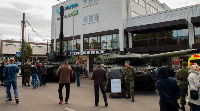Yleisöä ja panssarivaunuesittelyjä Kouvolan keskustassa.