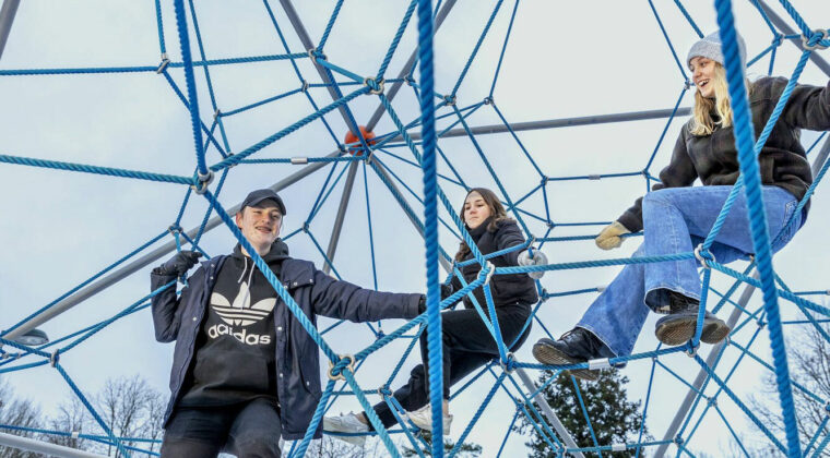 Talousarvio kuvitus 2024, nuoret kiipeilytelineessä talvella
