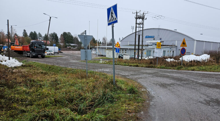 Inkeroisten jäähallin edustalla kadunrakennustyömaa.
