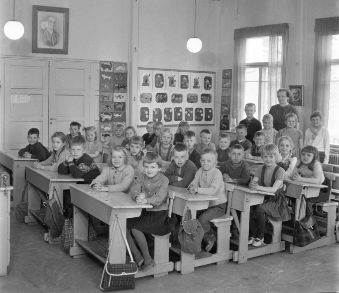 Jokelan kansakoulun oppilaita luokkakuvassa vuonna 1965. Kuva Eero Suikki.