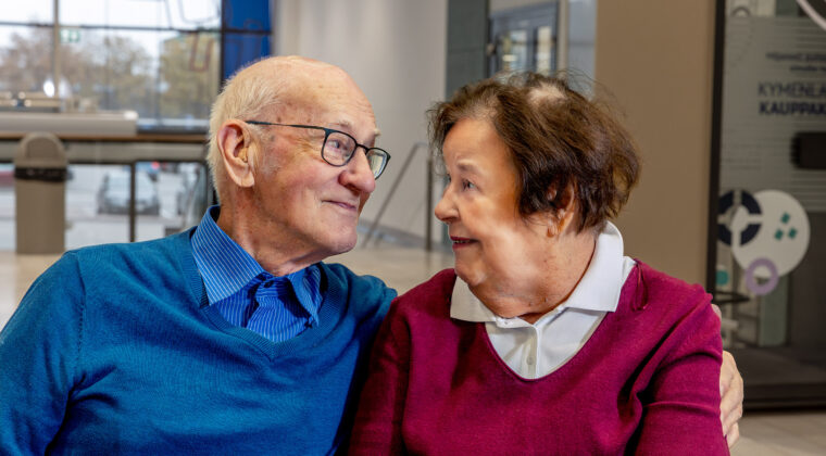 Ilkka ja Sinikka Tommola ovat olleet naimisissa 60 vuotta. He kuuluvat Kohoan senioritapaamisten vakioporukkaan.