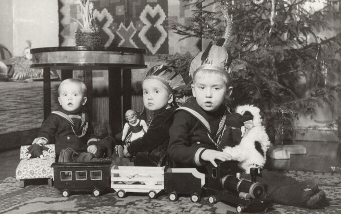 Kuva Paul Holmin lapset leikkimässä joululahjoilla jouluna 1934 Varuskuntakatu 1:ssä.