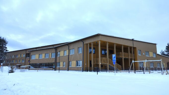 Iso puinen rakennus, luminen maa.