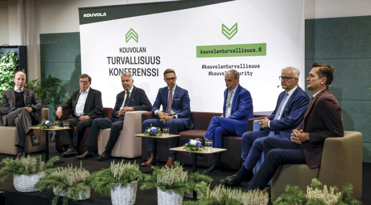 Kuva Kouvolan Turvallisuustapahtuman 2023 yhteydessä järjestetystä presidentinvaallitentisstä Kohoa Synergiakeskuksessa. Ehdokkaat vasemmalta:Halla-aho, Väyrynen,Haavisto, Stubb, Harkimo, Rehn ja Aaltola.
