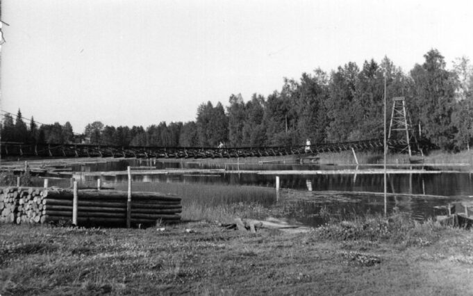 An old black-and-white photo of the suspension bridge over the Käyräjoki river from the years 1930-1940.