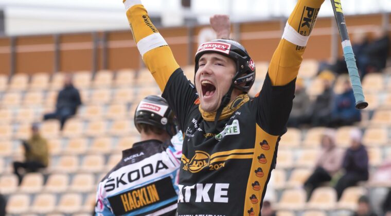 Pesäpallon pelaaja tuulettaa maila kädessä