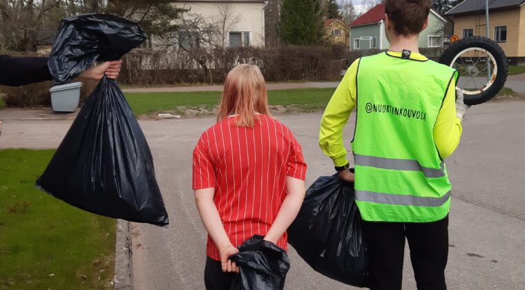Kolme roskapussia nuorten keräämänä.