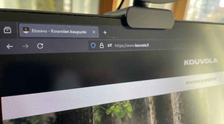 Kuva näytön vasemmasta yläkulmasta. Näytöllä on Kouvola.fi -verkkosivusto auki.