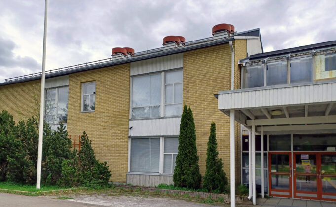 Keltatiilinen koulurakennus Valkealassa, jossa on toiminut lukio.