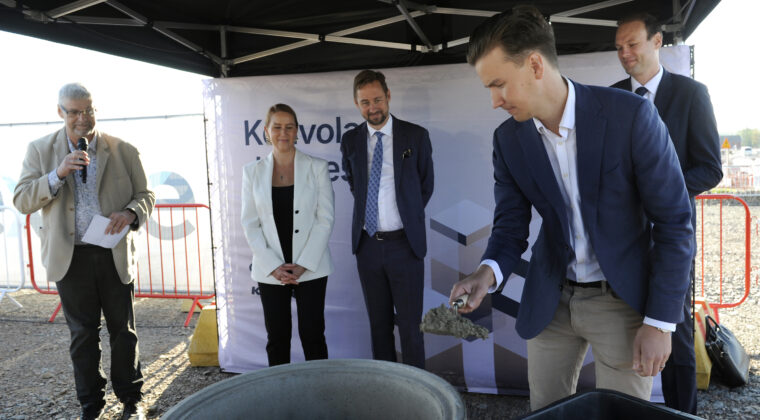 Peruskiven muuraus Hypercon datakeskustyömaalla Korialla.