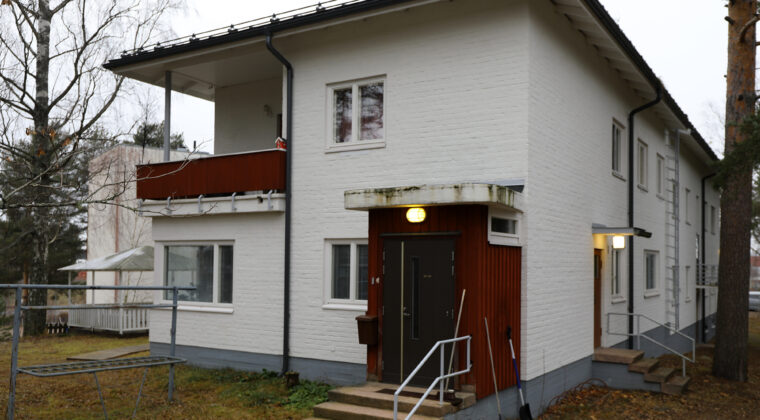 Valkoinen rakennus, joka on toiminut Tehtaanmäen koulun asuntolana