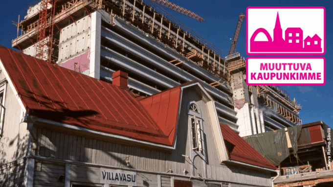 Värikuva Kouvolan kaupungista. Taustalla rakenteilla oleva Pohjola-talo ja edessä puurakennus.