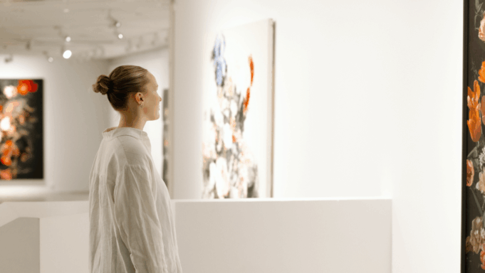Nainen Kouvolan taidemuseossa katsomassa taidenäyttelyä.