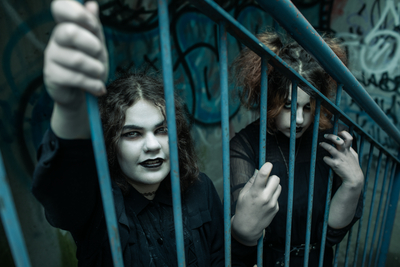 Nuortenteatterin näyttelijöitä kauhutunnelmissa. 