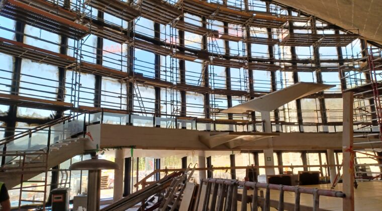 Palomäen uimahallin rakennustyömaa sisältä.