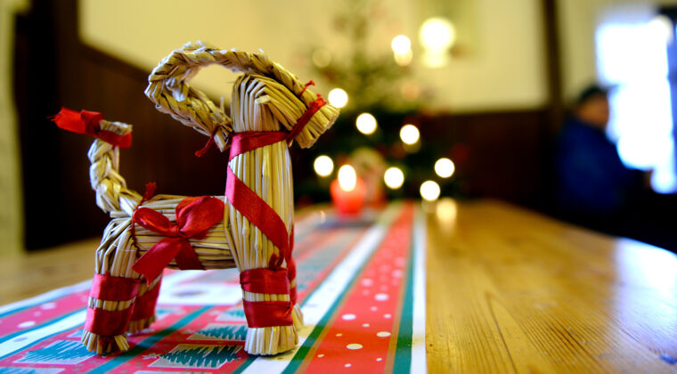 Olkipukki pöydällä. Jouluinen pöytäliina.