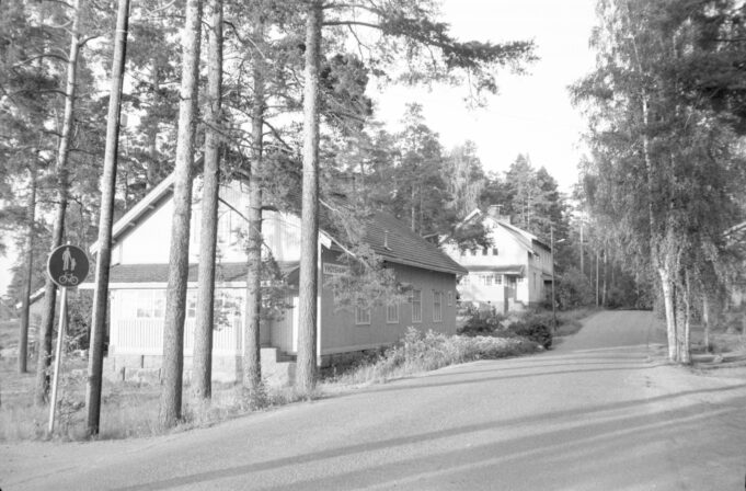 Myllykalliontien vanhoja asuinrakennuksia Pilkanmaassa 10.7.1980. Rakennukset on purettu.