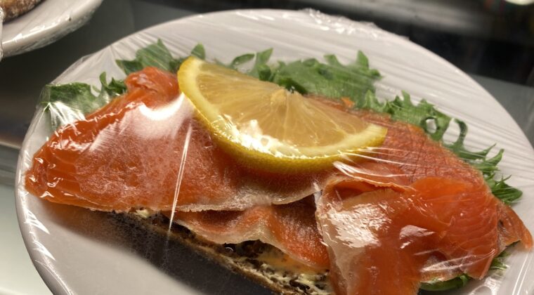 Lohileipä vitriinissä