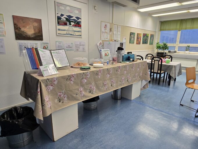 Kuvassa kahvion tiski. 