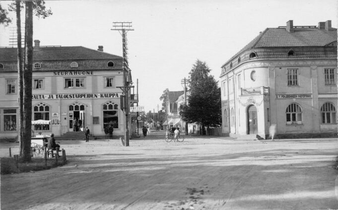 Mustavalkoinen valokuva Kouvolan katukuvasta vuodelta 1926.