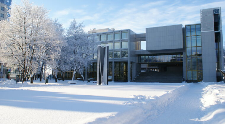 Kaupungintalo talvella.