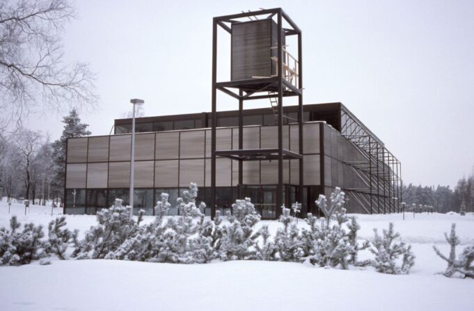 Talvinen valokuva Kouvolan keskuskirkosta.