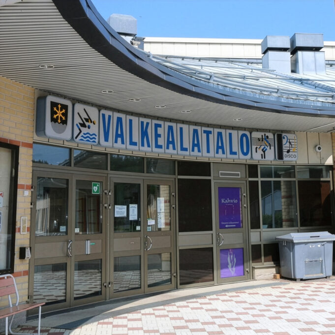 Valkealatalon pääovet