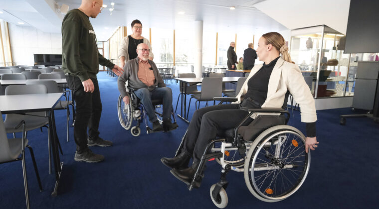 Pyörätuolin kokeilua esteettömyyspolulla. Vasemmalta oikealle kaavoitusarkkitehti ja esteettömyystyöryhmän jäsen Hannu Purho sekä kaupunginvaltuutetut Taina Talvala ja Ukko Bamberg, etummaisena kaupunginhallituksen puheenjohtaja Inka Häkkinen.