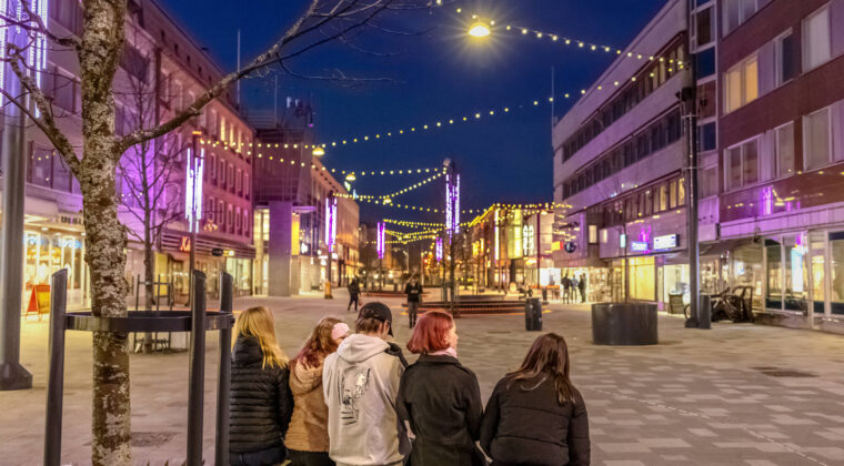 Nuoria istumassa kävelykatu Mansilla ilta-ailkaan.