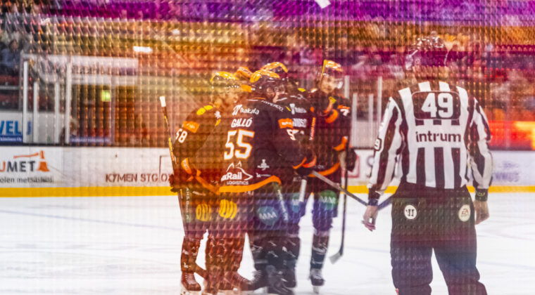 KooKoon pelaajia ja tuomari,.