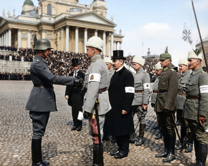 kättelemässä vasemmalla Rudiger von der Goltz, kättelemässä oikealla Carl Gustaf Emil Mannerheim, Mannerheimin vieressä silinterihatussa Pehr Evind Svinhufvud
