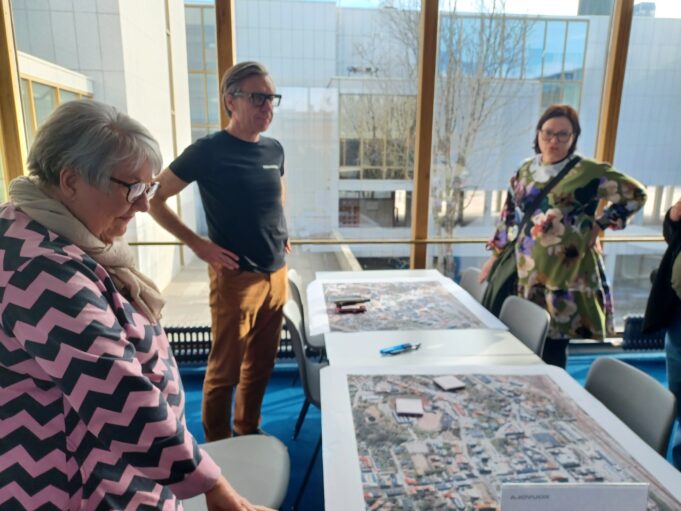 Projektipäällikkö Janne Viitamies työpajassa pohtimassa yhteismarkkinointia.