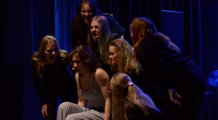 Nuoria näyttelijöitä esityksessä