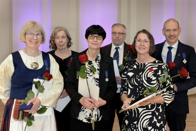 Tasavallan presidentin kunniamerkin saaneet yhteiskuvassa.