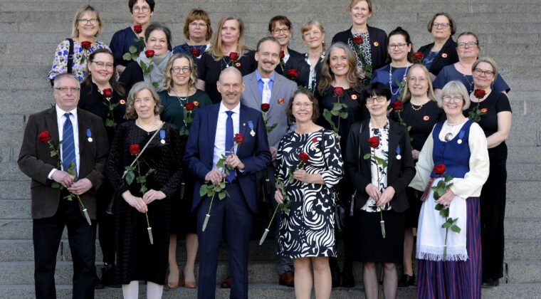 Yhteiskuva vuoden 2026 ansiomerkkijuhlassa palkituista kaupungintalon portailla.