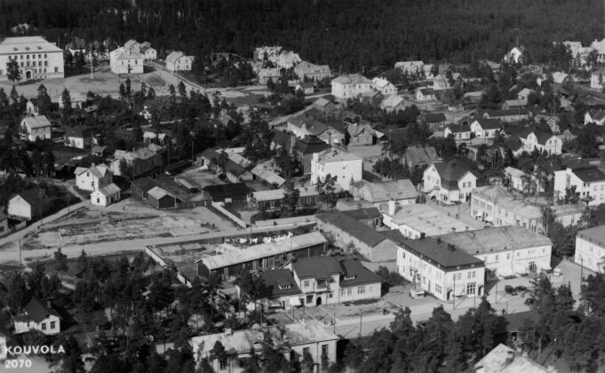 Mustavalkoinen ilmakuva Kouvolasta.
