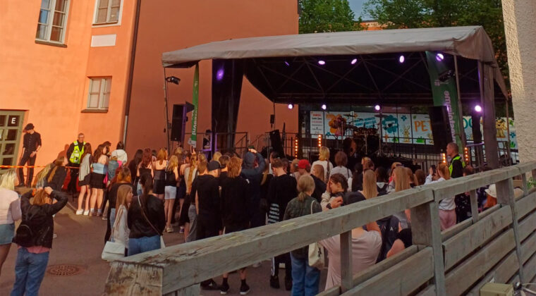 Ihmisiä school´s out tapahtumassa, onni-lava