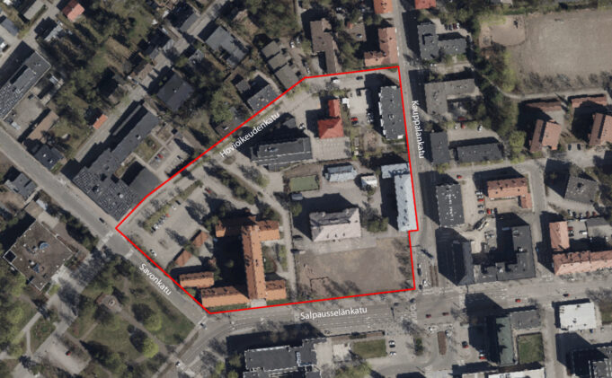 Kankaan koulun lähialueen asemakaavan muutoksen suunnittelualueen rajaus on merkitty punaisella viivalla alueen ilmavalokuvaan.