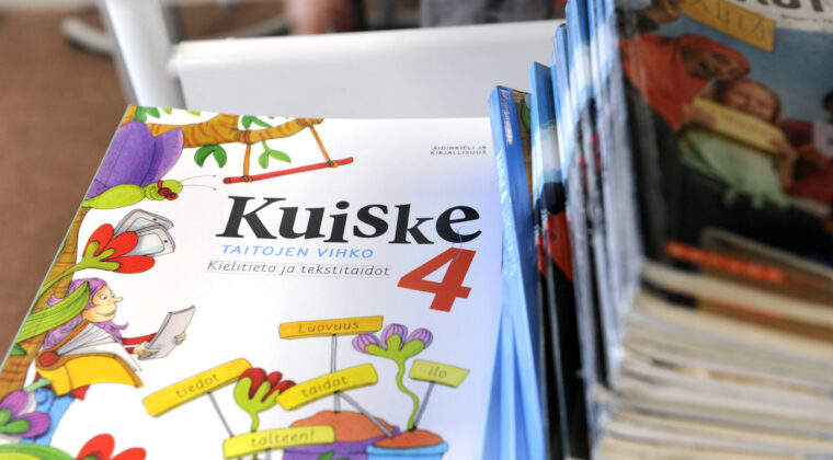 oppikirjoja pinossa